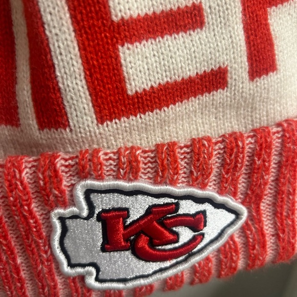 Kansas City Chiefs New Era NFL Cold Weather Knit Beanie with Pompom Unisex OSFM - Picture 2 of 5